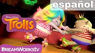 Clip de “They Don’t Know” Bridget y el príncipe Grisel patinando  TROLLS DreamWorksTVEspanol [upl. by Akinyt]