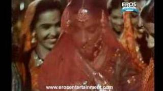 Pi Ke Ghar Aaj Pyari Dulhaniya Chali Video Song  Mother India  Nargis amp Sunil Dutt [upl. by Aihtnic319]