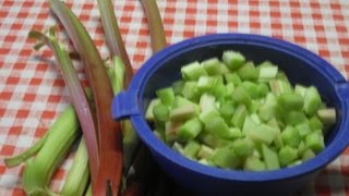 RhubarbePréparer de la rhubarbe  Comment cuisiner la rhubarbe [upl. by Ytsirhk]