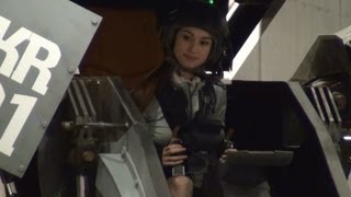 搭乗可能な巨大ロボ「クラタス」 美人パイロット搭乗 Robot can be ride [upl. by Hardden]