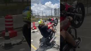 AULA DE GRAU como empinar moto como dar grau de moto [upl. by Ayanet]